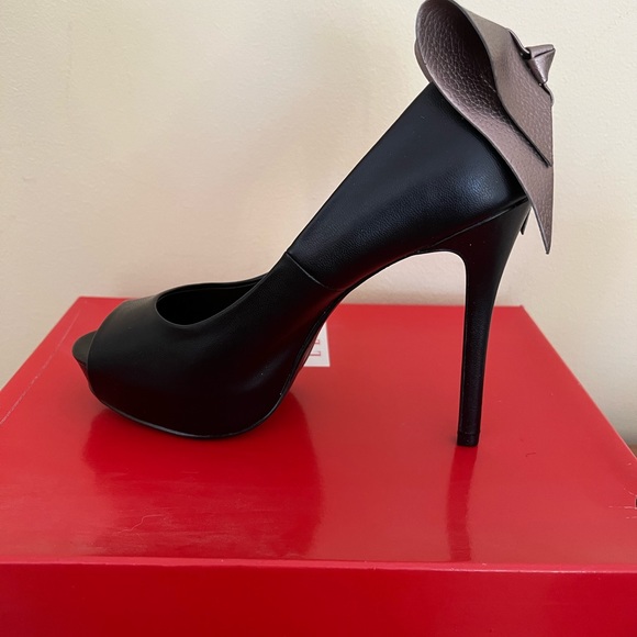 ELLE Kohls Anabelle black platform pump with pewter bow -6.5-NIB! - Picture 3 of 7